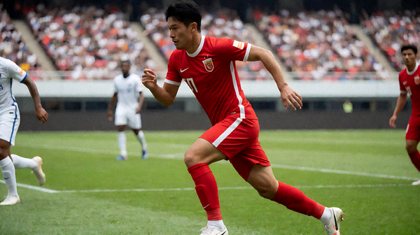 足球赛事现场球员在球场上进行比赛的画面