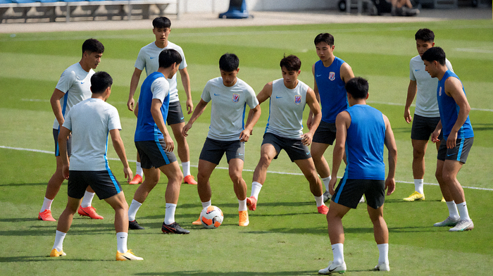 球队训练场上球员进行战术演练的画面